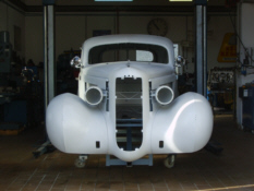 Restaurierte Karosserie eines 1937 gebauten Cadillac Lasalle. Die fachgerechte Instandsetzung einer solchen Oldtimer Karosserie erfordert viel Erfahrung.